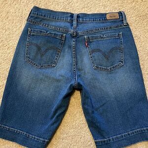 Levi’s 515 Bermuda Shorts in like New Condition Size 6